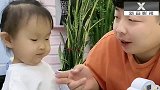 爸爸给暖宝买玩具让暖宝亲他，暖宝的反应让人意外，看完不许笑
