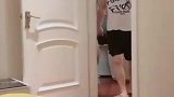母老虎一来，四个一姓的就得交手机，老三还反抗，俩姐姐直接动手
