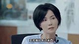 王菲穿老花裙走机场，头发凌乱尽显随性洒脱，低调出行难掩好气质