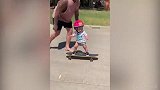 这也太可爱了吧！澳洲超萌1岁宝宝玩滑板 网友：未来种子选手