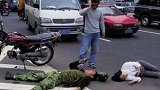 风雨无情人有情，小伙的举动令人称赞，网友：太感人！