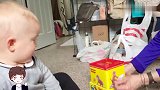 奶奶拿玩具吓唬1岁的宝宝，下一秒宝宝的反应，看一次笑一次