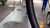 男子加油时发现，油管竟漏油立马叫来加油员
