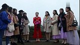 伴郎和伴娘们一起见证，新郎向新娘求婚，现场好热闹！