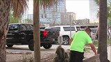 在街上假扮植物恶搞路人，被吓的路人非常尴尬