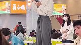社恐女生食堂练胆，站凳子上大声演讲