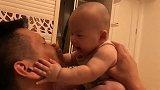 小宝宝“蹂躏”爸爸，一旁的妈妈笑开了花