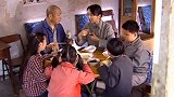 三姐弟一夜之间变孤儿，舅妈为了体恤金收养