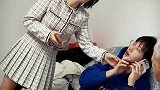 女孩上一秒还笑话弟弟处对象，结果下一秒被制裁