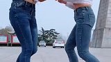 这两个姑娘火了，舞步轻快流畅，配合的真不错！