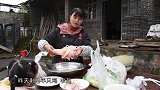 丫丫今天用火锅底料做串串香，正宗川味，又麻又辣，太好吃了