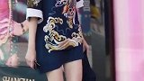 街拍小姐姐身材颜值没的说，龙袍短裙美到极致，太养眼了