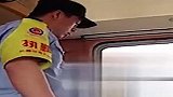 细思极恐！猥琐男火车厕所内安摄像头偷拍 不料拍下安装过程