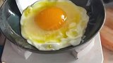 男子在教室做饭，一口锅养活一群朋友