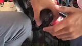 男子给车的钥匙插口改装换位了，改到了车把手上
