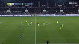 第62分钟斯特拉斯堡球员阿若克盘带突破