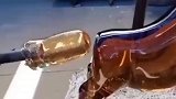 手艺人给水晶牛装上尾巴