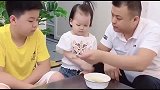 爸爸本想让妹妹好好吃饭，就打了哥哥一下，没想到妹妹会这样做！