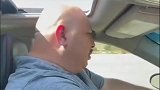 大哥开天窗顶着烈日开了3个小时的车，下车后就成这样了