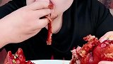 小哥狂吃猪蹄一口塞