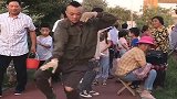 工地小伙来公园跳霹雳舞，这舞姿简直太优秀了，高手啊！