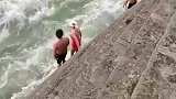 这水流能游泳，大爷大妈听我一句劝