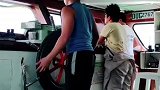 这条船上的水手掌舵，看起来忙而不乱，真是一件体力活