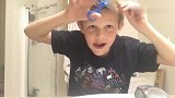 弟弟在剪头发，哥哥进来剪两下，姐姐进来剪两下，结果惨不忍睹