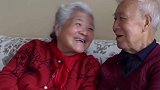 84岁奶奶病房吹口琴陪老伴。最好的爱情并非完美无憾，而是陪在你身边，待霜染白发，看细水长流 。[爱心]
