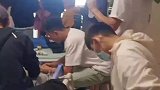 男孩运动扭伤住院手术，十几名同学组团到医院看望