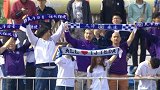中超-17赛季-泰达亚泰球迷场外斗艳 泰达女球迷肤白貌美太吸睛-花絮