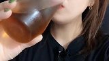 冰镇绿茶，大杯几口喝完，小姐姐真厉害