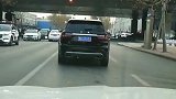 不怕大奔和奥迪，就怕红旗插红旗，车牌也很霸道！