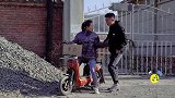 男子坐摩的，女司机怕被占便宜，看小伙出什么损招套路她，太逗了