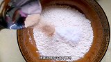 双色花卷做法，个个蓬松柔软有弹性，用力捏压迅速回弹