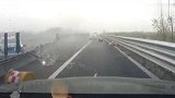 轿车高速路上“漂移” 撞歪一溜水泥护栏_超清