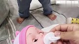 四胞胎女儿无微不至的照顾洋娃娃,女孩子的母性果然是与生俱来的