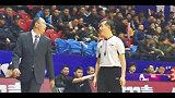 什么情况？主裁判遭到同曦主教练崔万军轻微撞击后却面露微笑