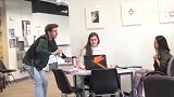 男子将手中的假鸡蛋在路人面前打翻，让路人非常尴尬