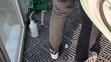 男子以为眼睛有问题看东西冒烟，细看是裤子被烧