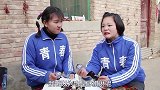 欢欢的童年：小花和姐妹分享“冰淇淋”，原来里面是巧克力，好吃