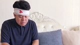 老爸被打了，还被闺女无情嘲笑，真是太惨了