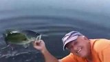 钓鱼的最高境界，用手当诱饵