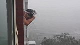 听说四川在下大雨，小伙这下水费钱都省了，来了个天然沐浴！