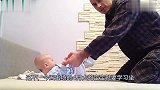 4月大宝宝挺着肚子就要坐那，小眼睛不时向宝妈求助，太可爱了吧