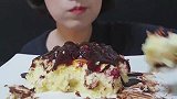 美女试吃果酱芝士蛋糕淋巧克力酱