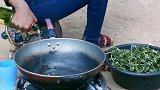 非洲美女露天做饭，中国小伙子想问一句，这样子真的好吃吗？