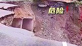 公路突然塌陷，太危险了