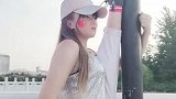 姑娘，那个杆子是无辜的，有什么事请冲我来