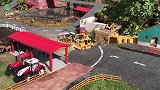 小男孩遥控拖拉机和挖掘机模仿工地运输建筑材料